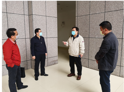 自治区民政厅副厅长、党组副书记韦力行（右二）到广西福彩中心指导疫情防控工作
