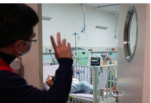 中国红十字基金会工作人员探访已获得救助的白血病儿童